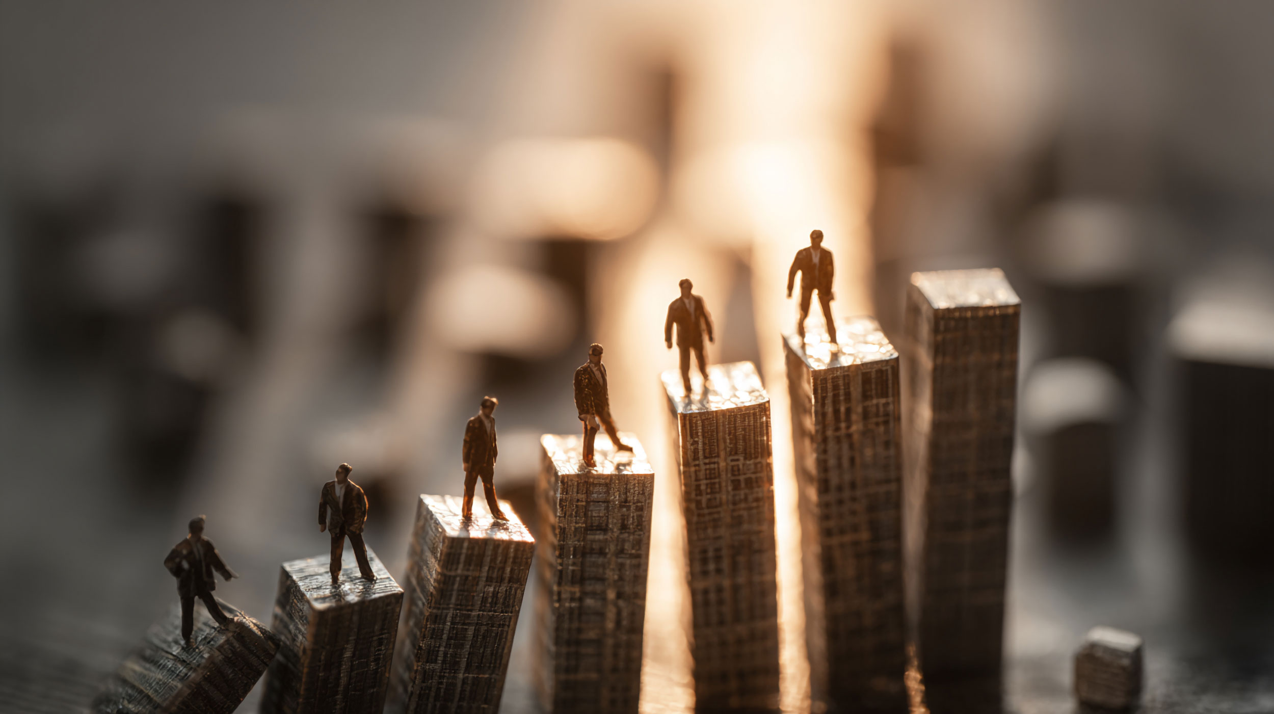 Figuren von Businessmänner stehen auf einstürzenden Hochhäusern.