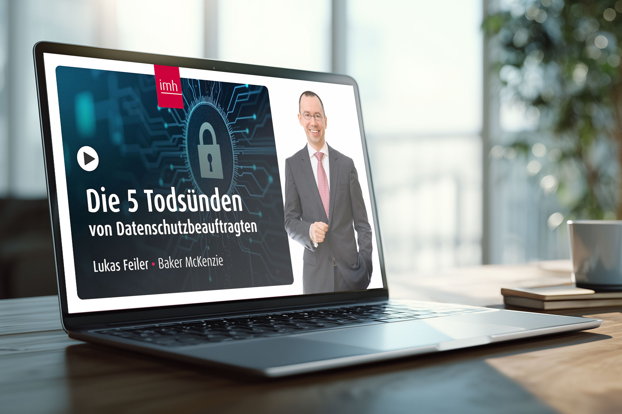 Laptop mit Video zum Vortrag "Die 5 Todsünden von Datenschutzbeauftragten" von Lukas Feiler