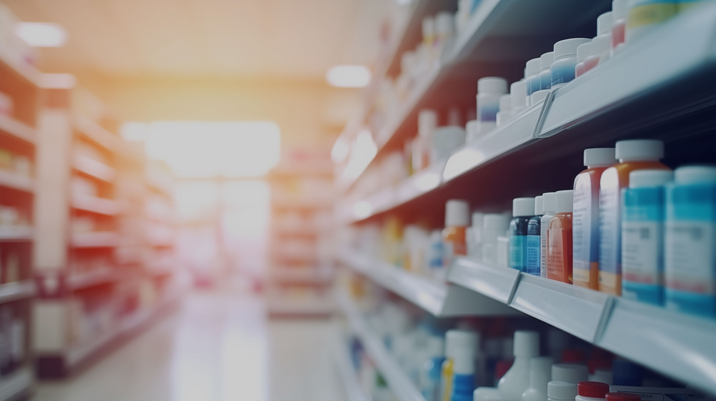 Regale in einer Apotheke, gefüllt mit verschiedenen Medikamenten