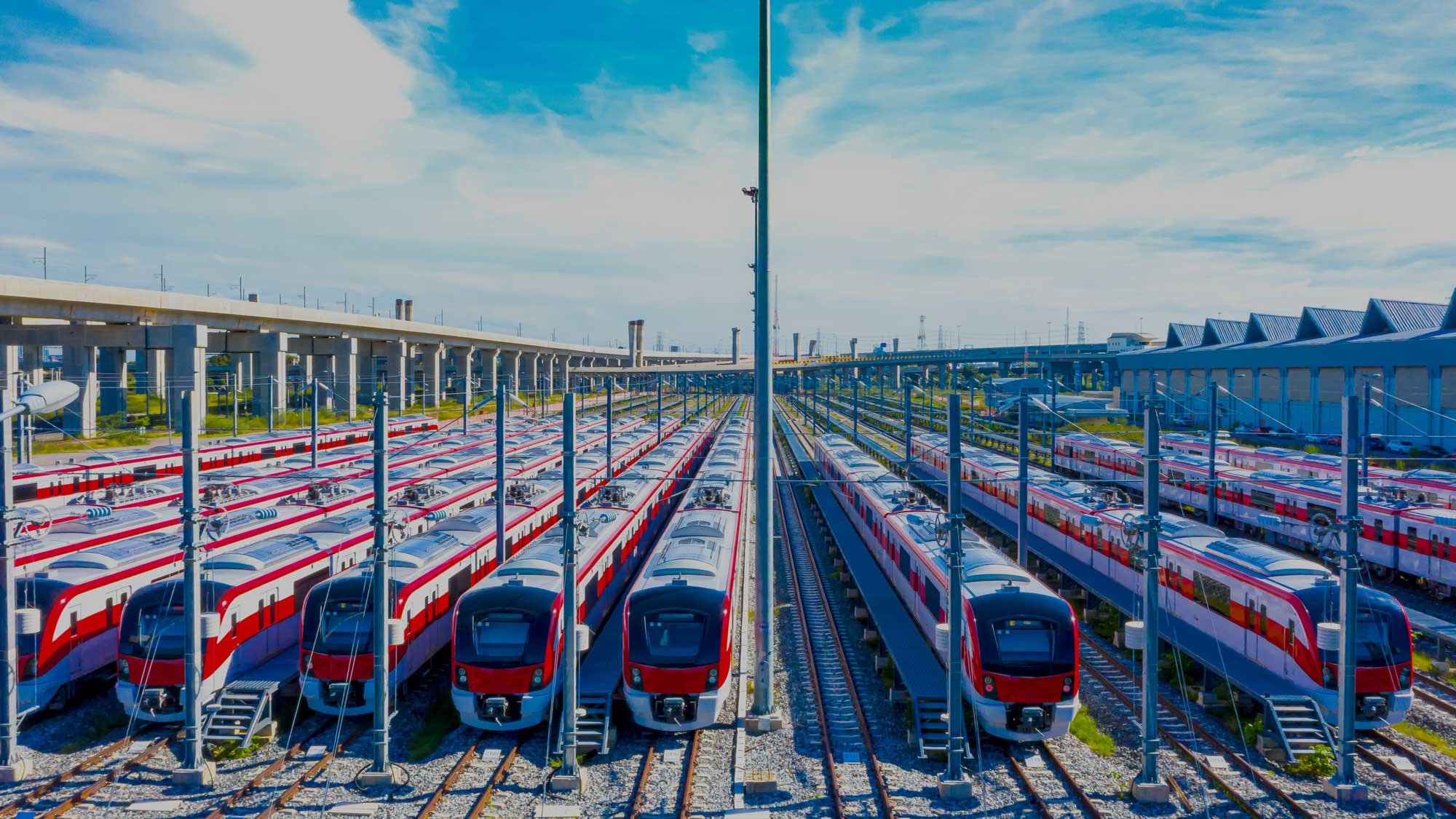 Ein Verschiebebahnhof mit vielen roten Zügen.