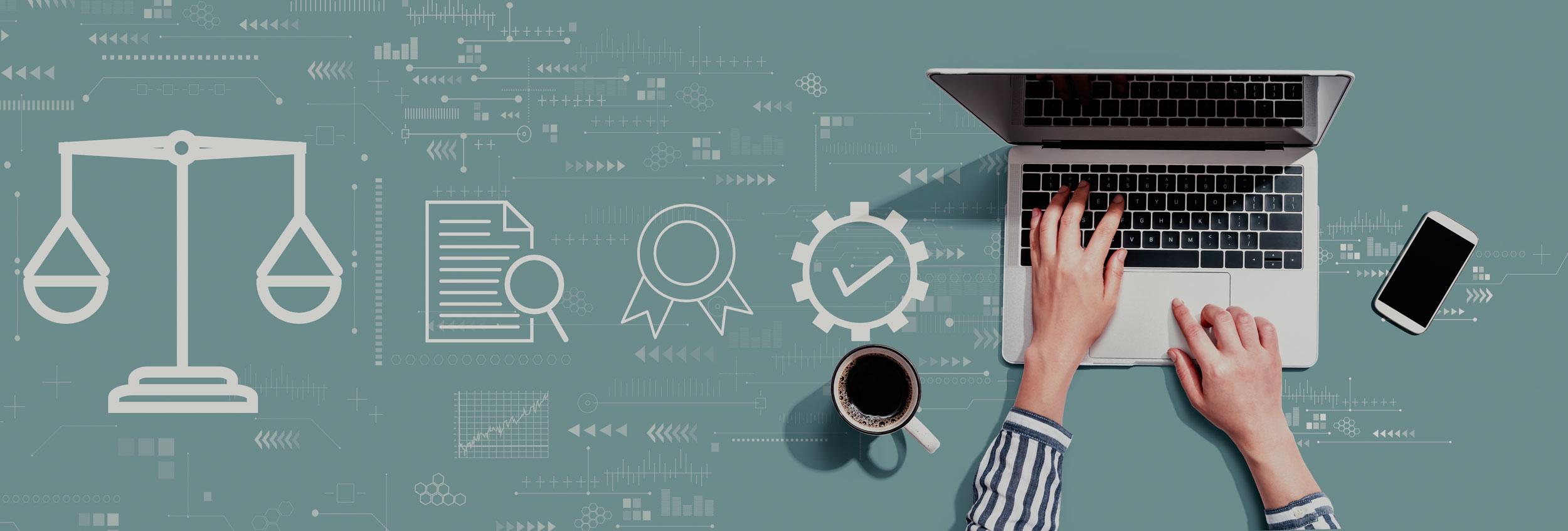 Ein Mensch arbeitet am Laptop. Daneben eine Tasse und ein Smartphone und auf dem Untergrund gedruckte Compliance Symbole, wie ein Dokument mit Lupe und eine Gerichtswaage.