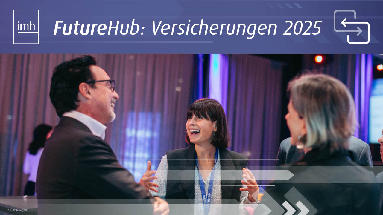 Rückblick FutureHub: Versicherungen 2025 mit lachenden Menschen beim Netzwerken im Palais Berg
