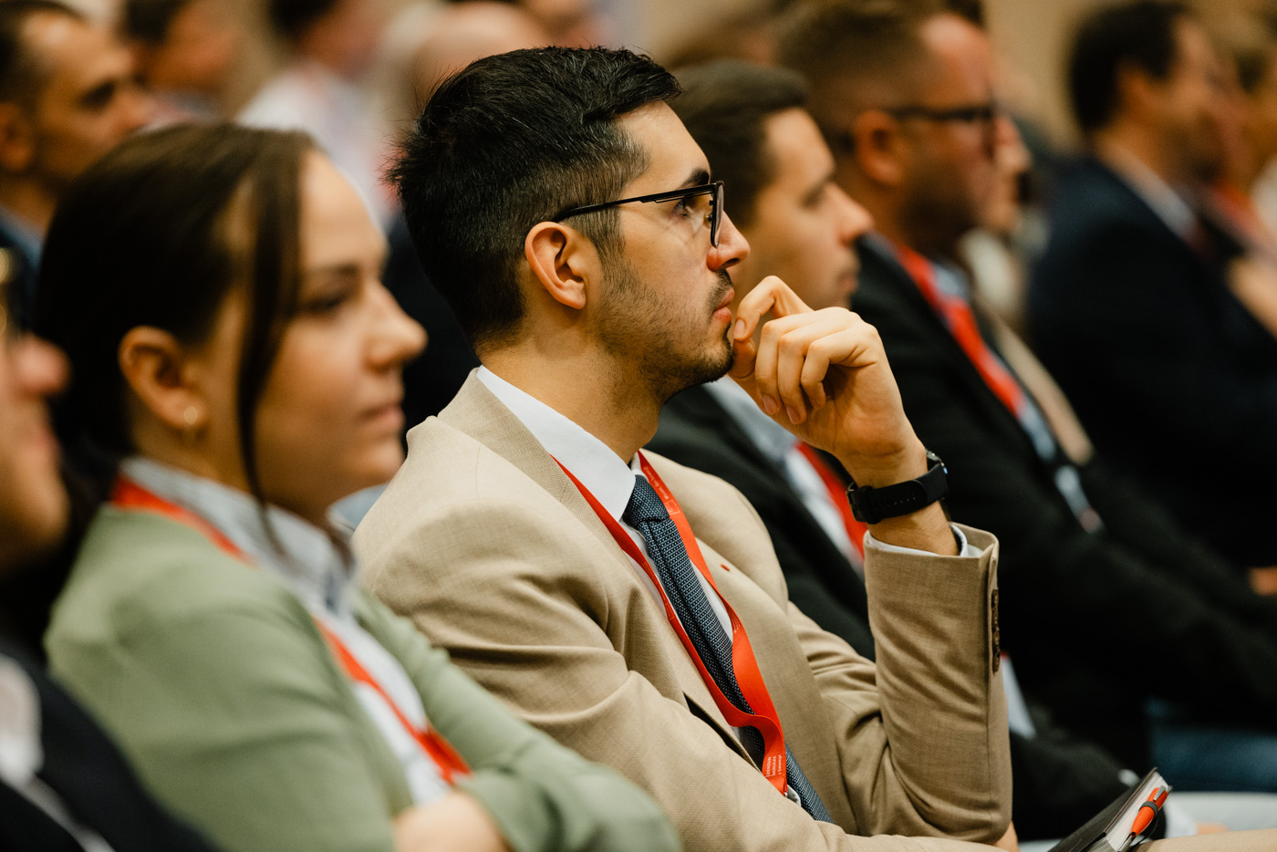 Mann in denkender Position als Zuhörer bei Konferenz