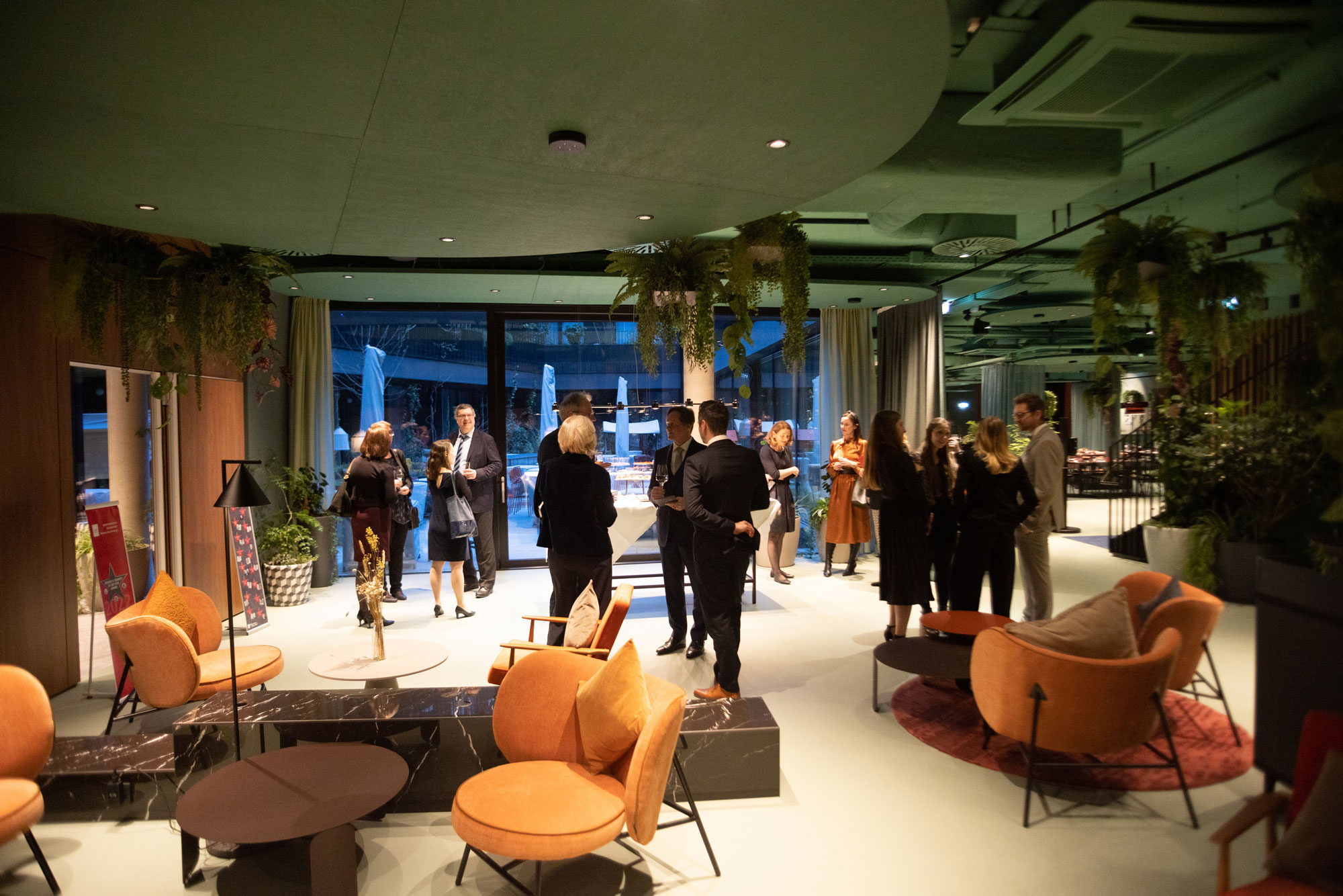 Personen im Pausenraum beim Networking
