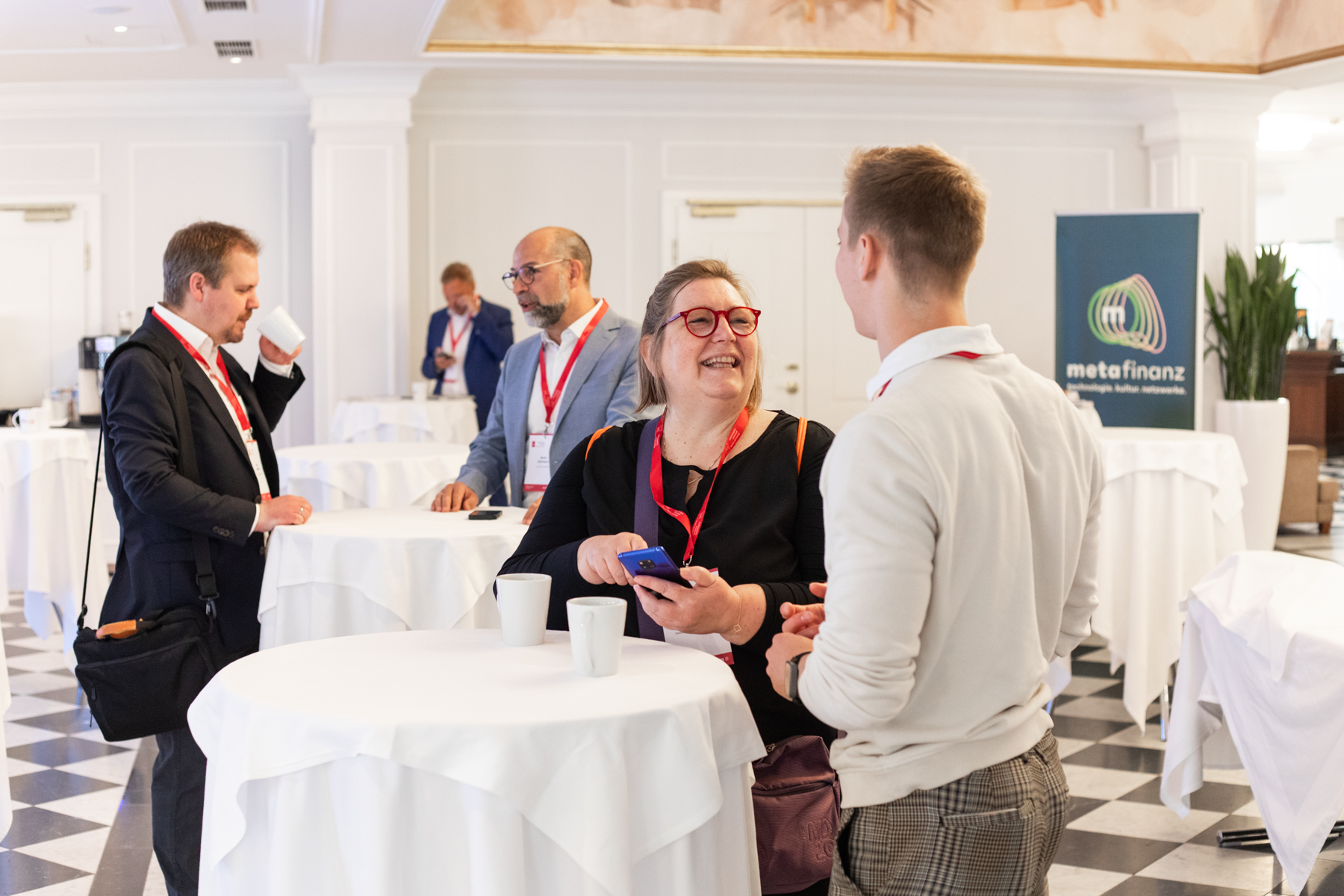 Personen beim Networking im Pausenraum des Austria Trend Parkhotel Schönbrunn