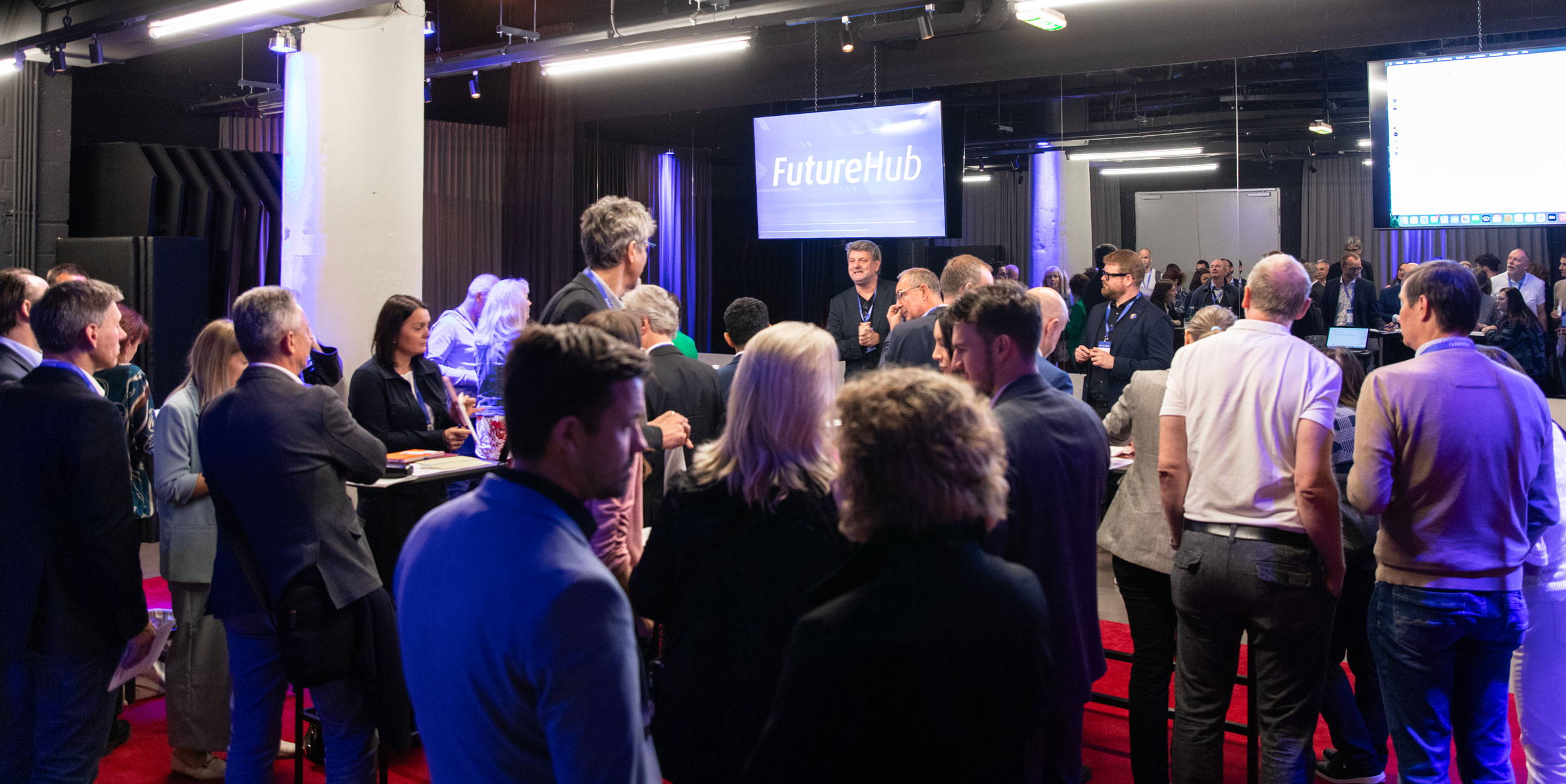 Personen im Konferenzraum beim FutureHub Behörden klatschen.