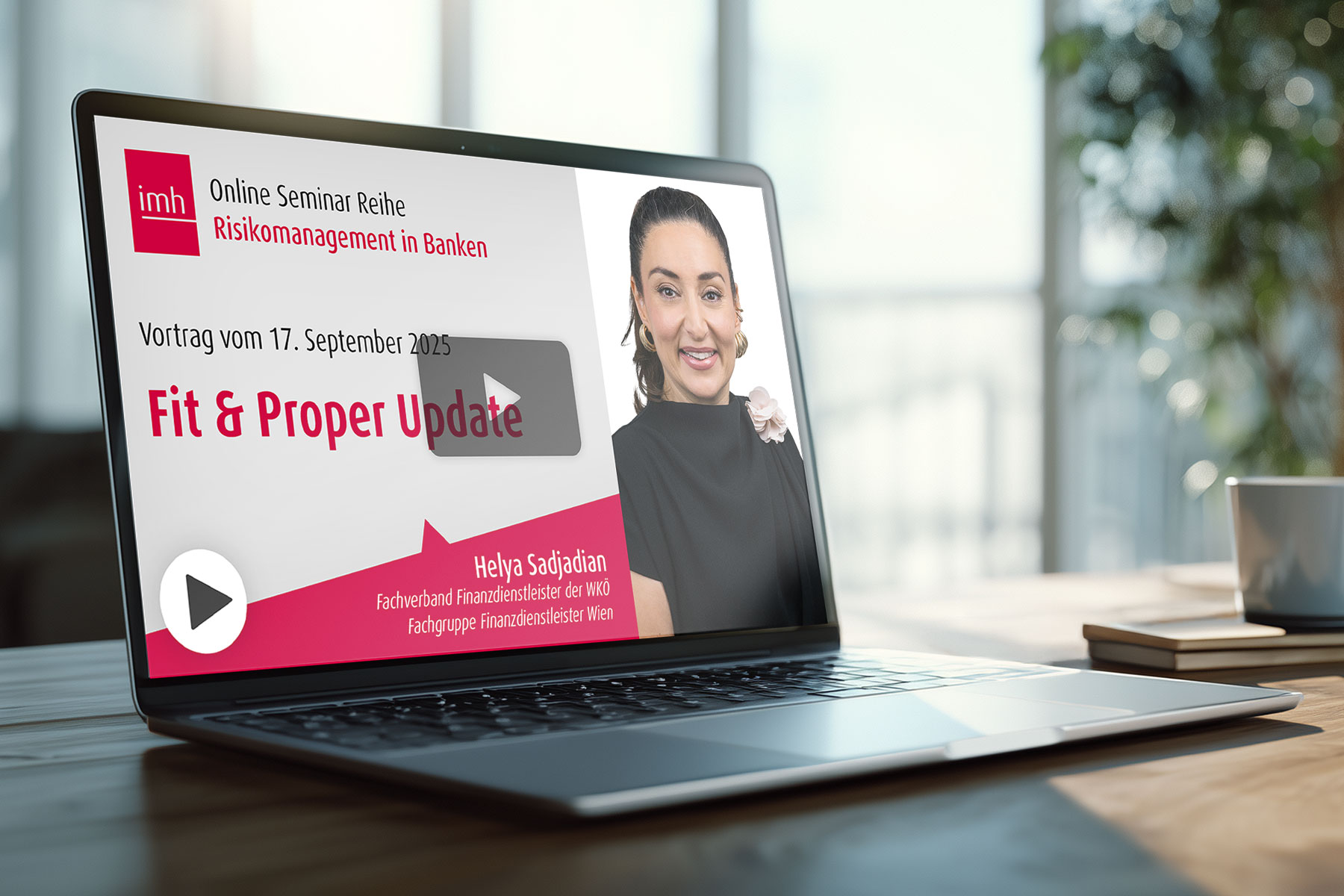 Laptop mit Video zum Vortrag Fit & Proper