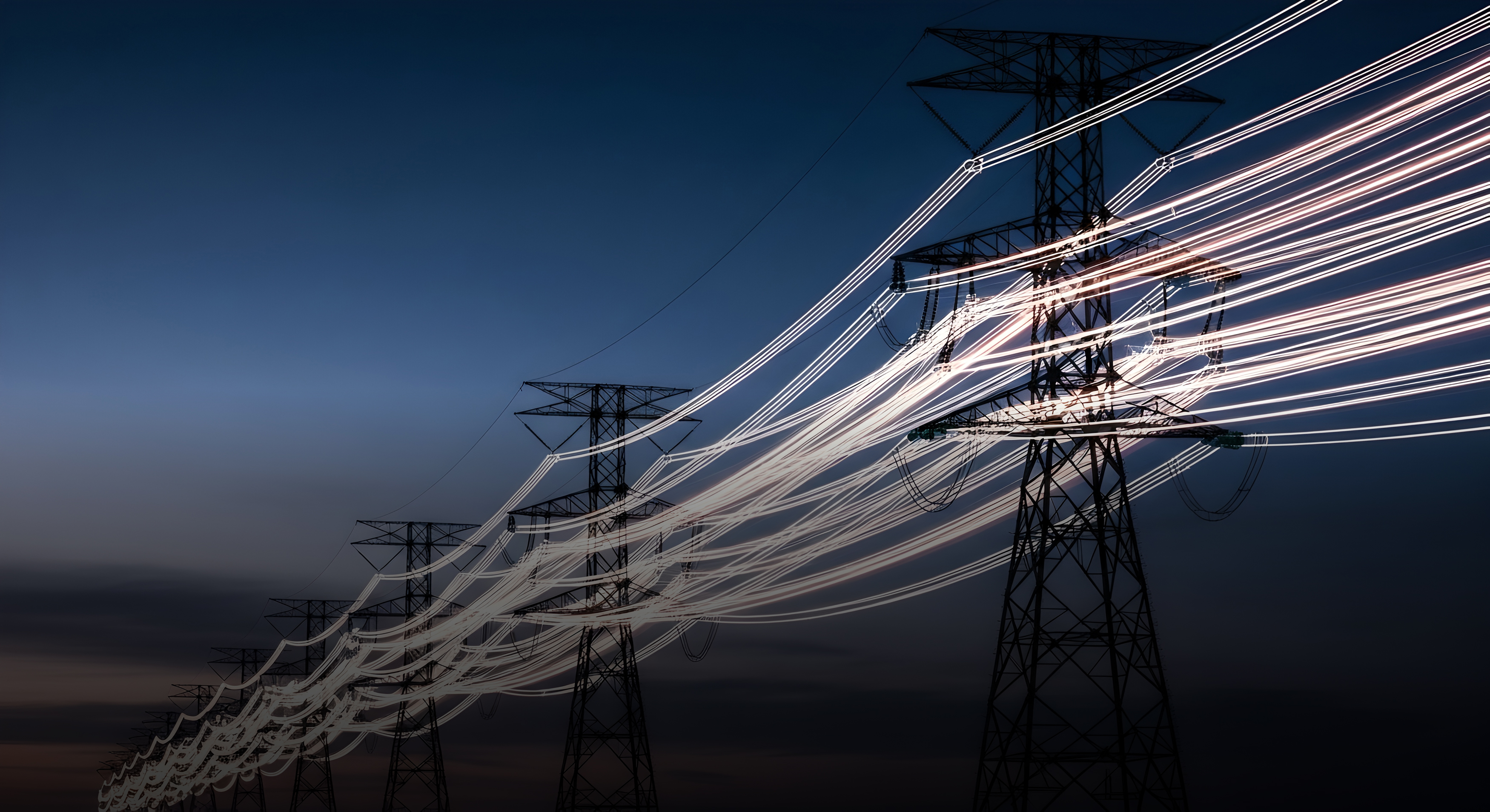 Durch Kabel miteinander verbundene Strommasten