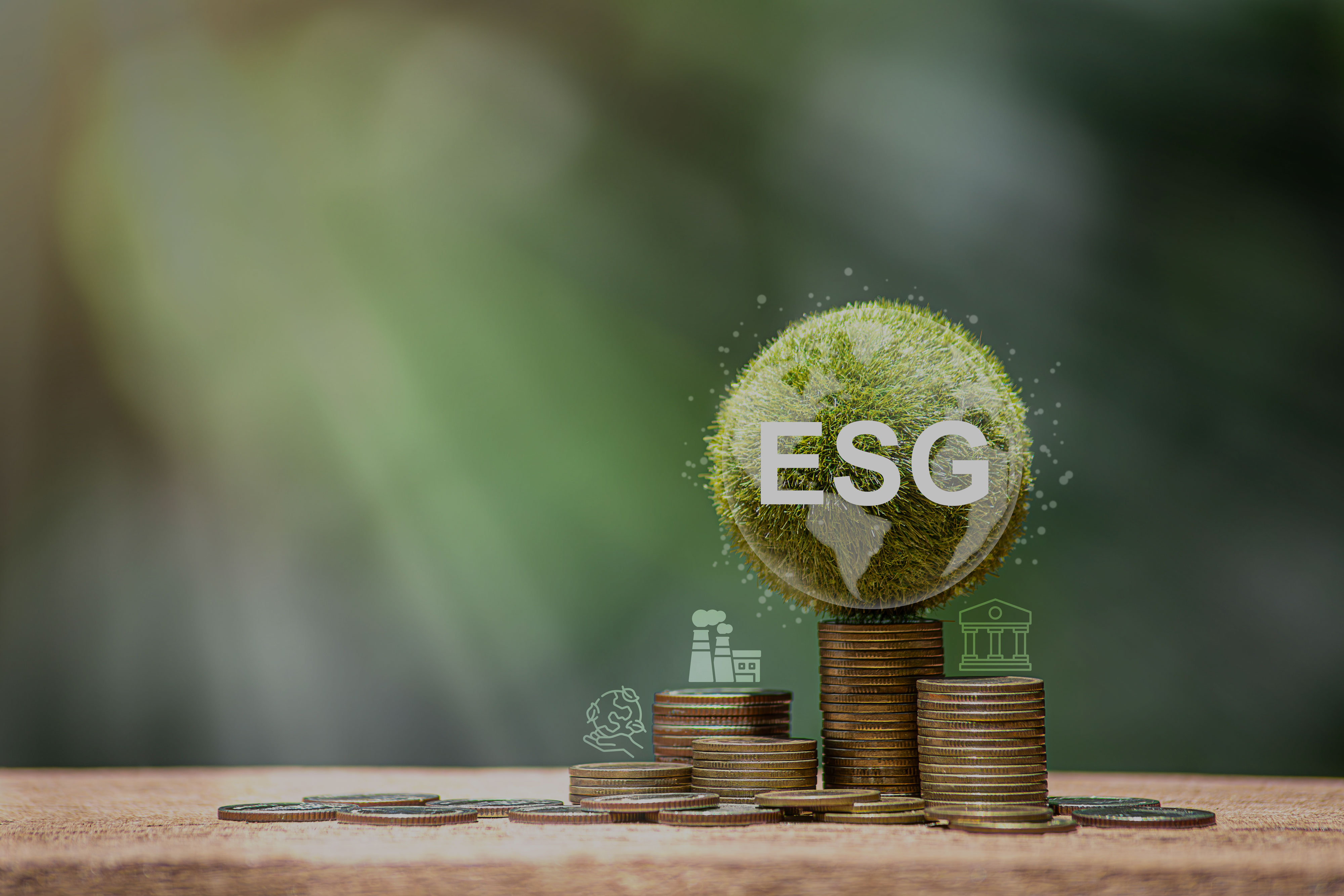 Münzenstapel mit einer grünen Weltkugel auf der EGS steht und Symbole Banken und Nachhaltigkeit