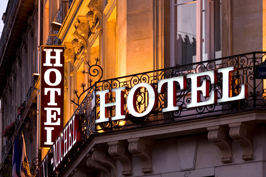 Aussenansicht Hotel Bei Nacht mit großem, weißen Schriftzug "HOTEL"