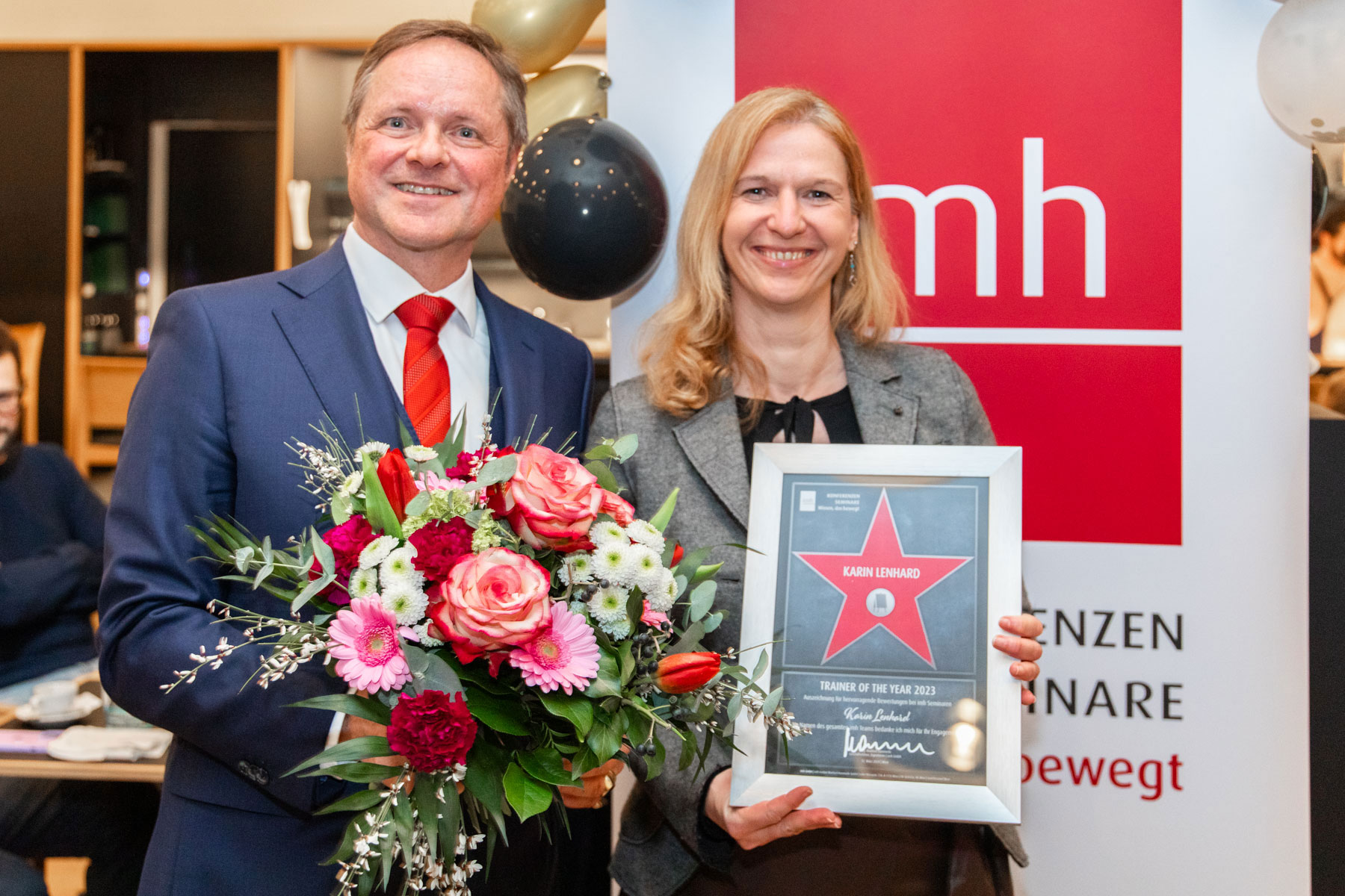 Karin Lenhard bekommt von Manfred Hämmerle die Auszeichnung zur Speaker of the Year 2023 verliehen.
