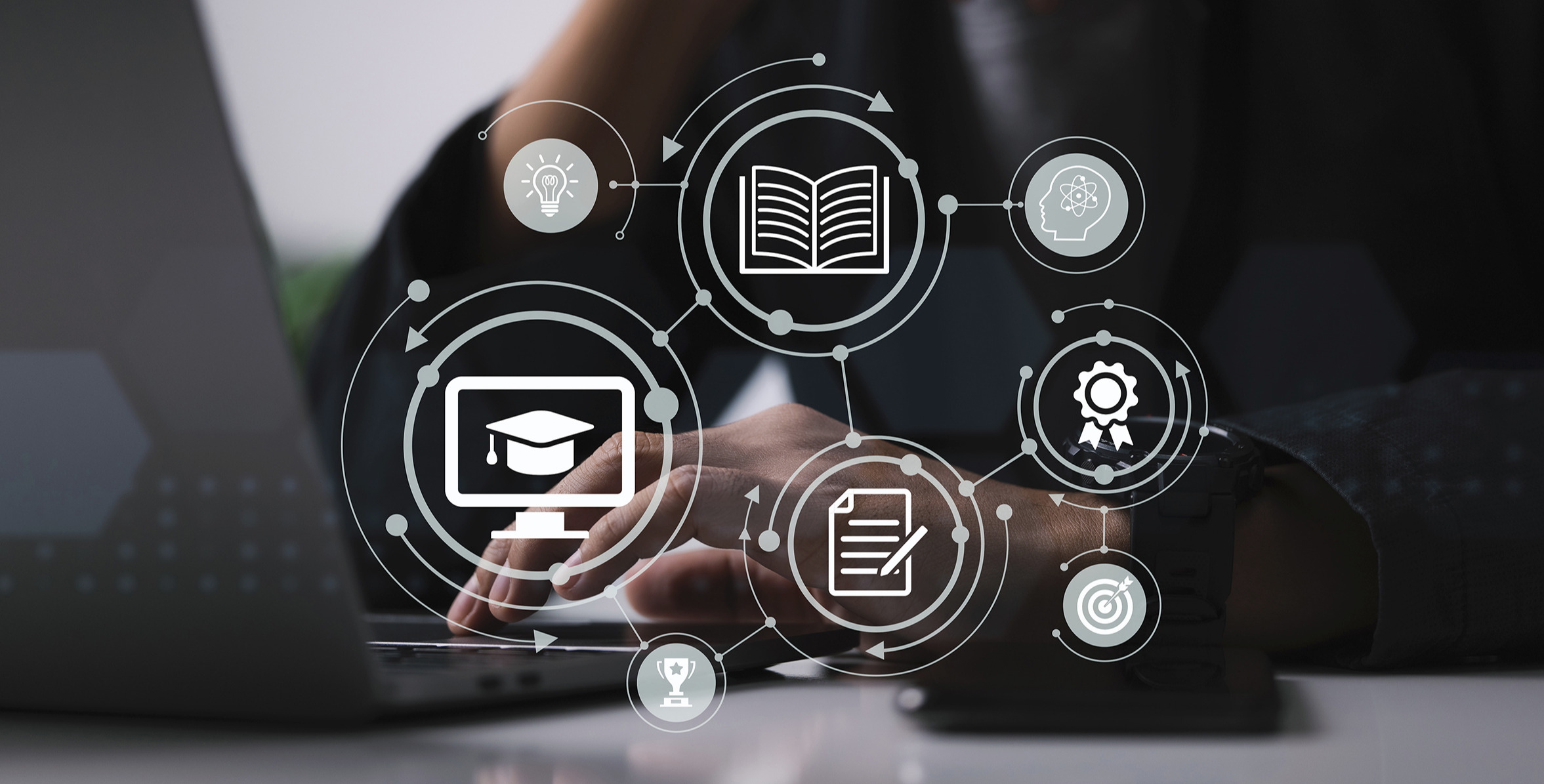 Ein Mensch bildet sich am Laptop weiter. Im Vordergrund werden Icons zum Thema Online Weiterbildung abgebildet.