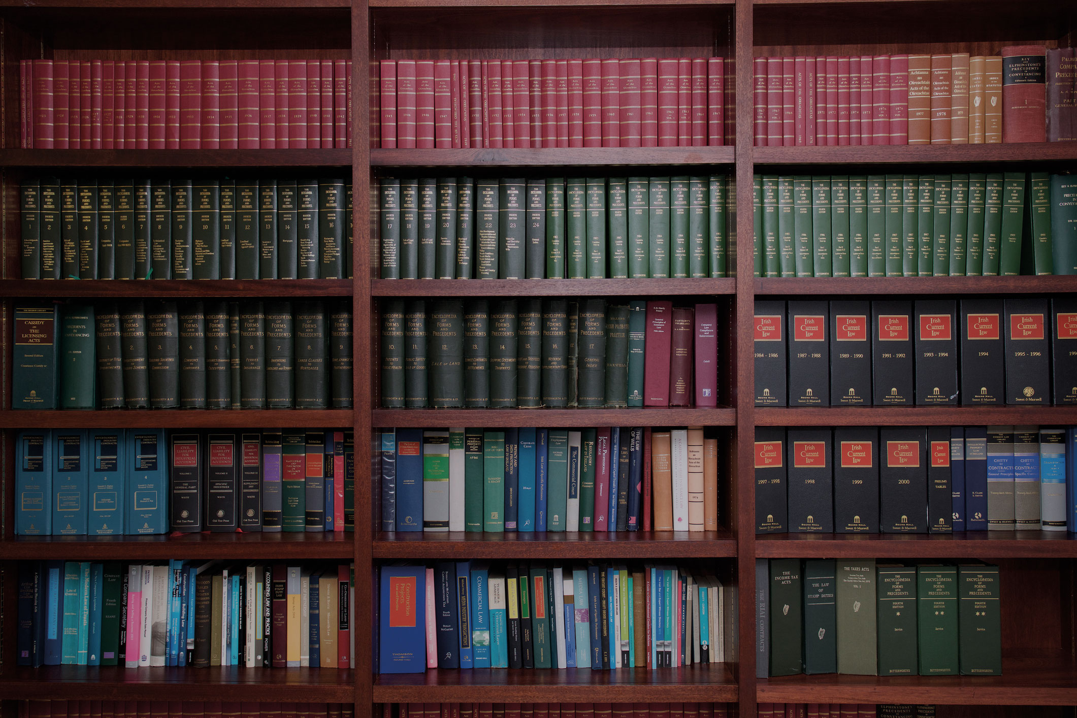 Ein Bücherregal, gefüllt mit vielen Büchern