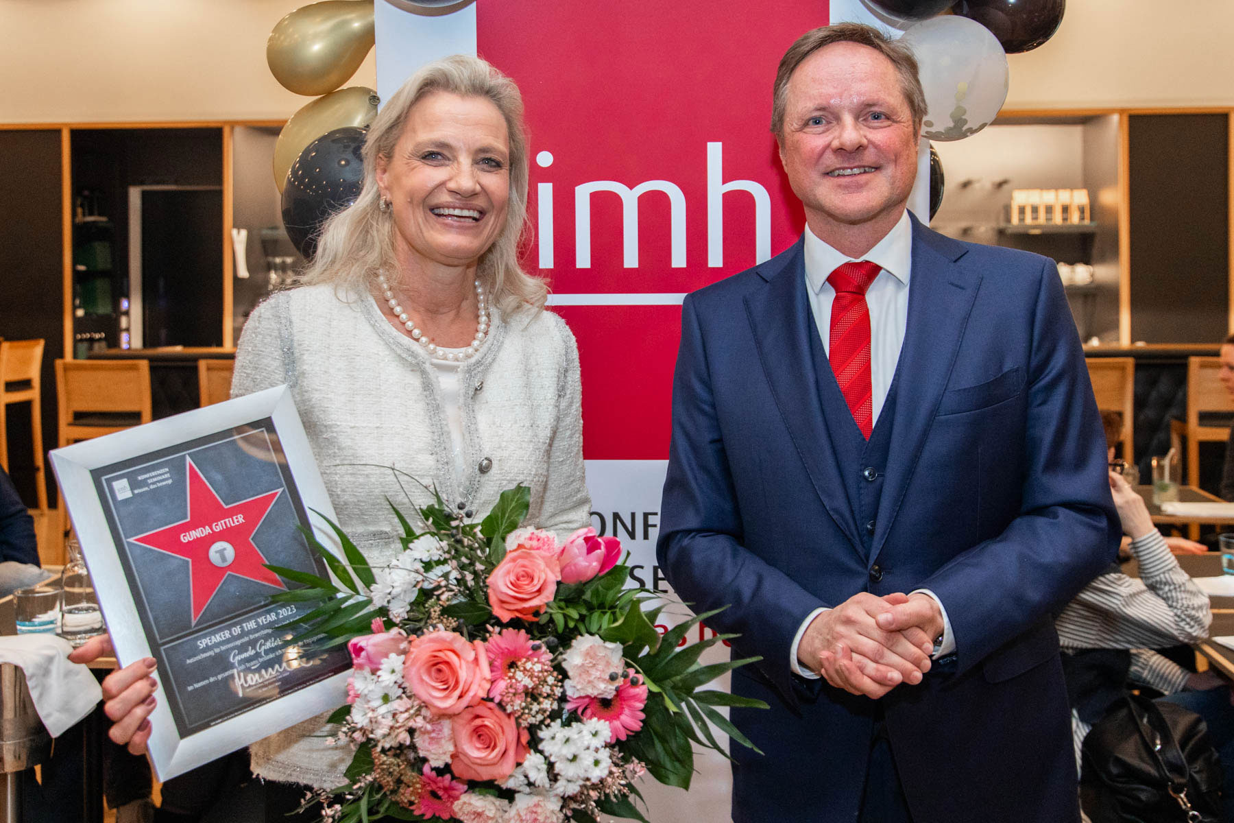 Gunda Gittler erhält die Auszeichnung Speaker of the Year 2023 von imh Geschäftsführer manfred Hämmerle überreicht.