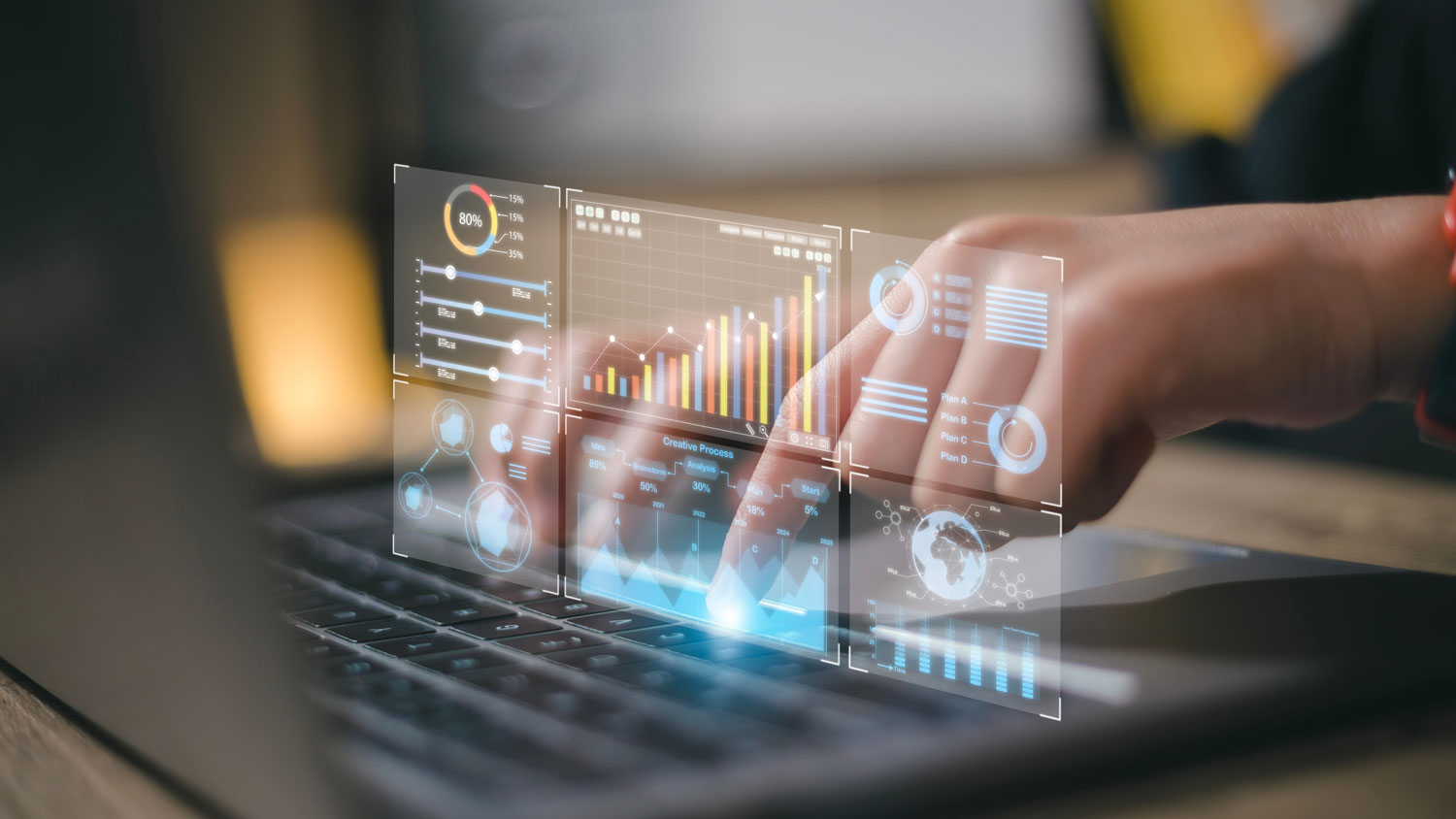 Laptop mit Hologramm von Daten und Grafiken 