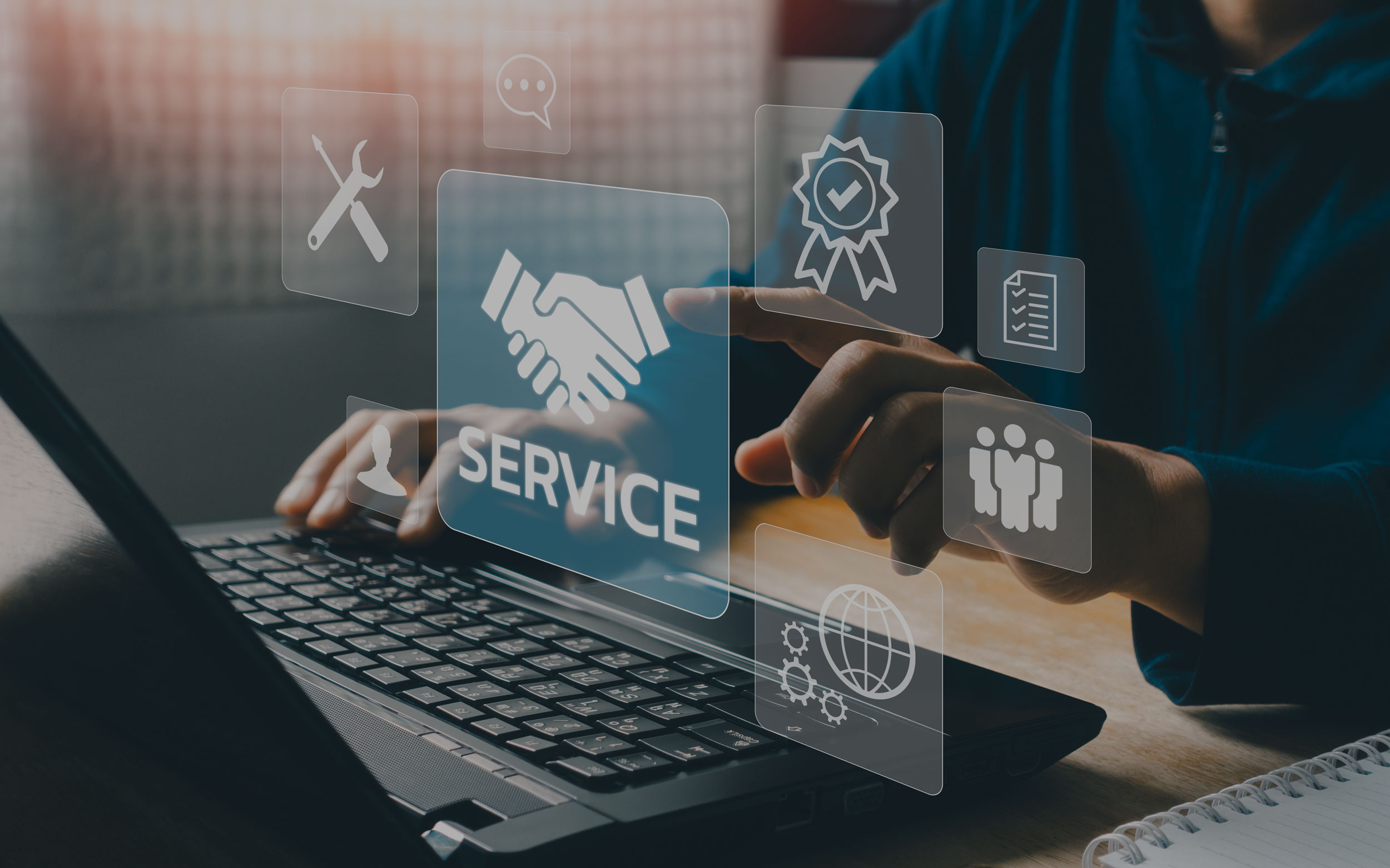 Über einem Laptop schwebt ein "Service" Icon.