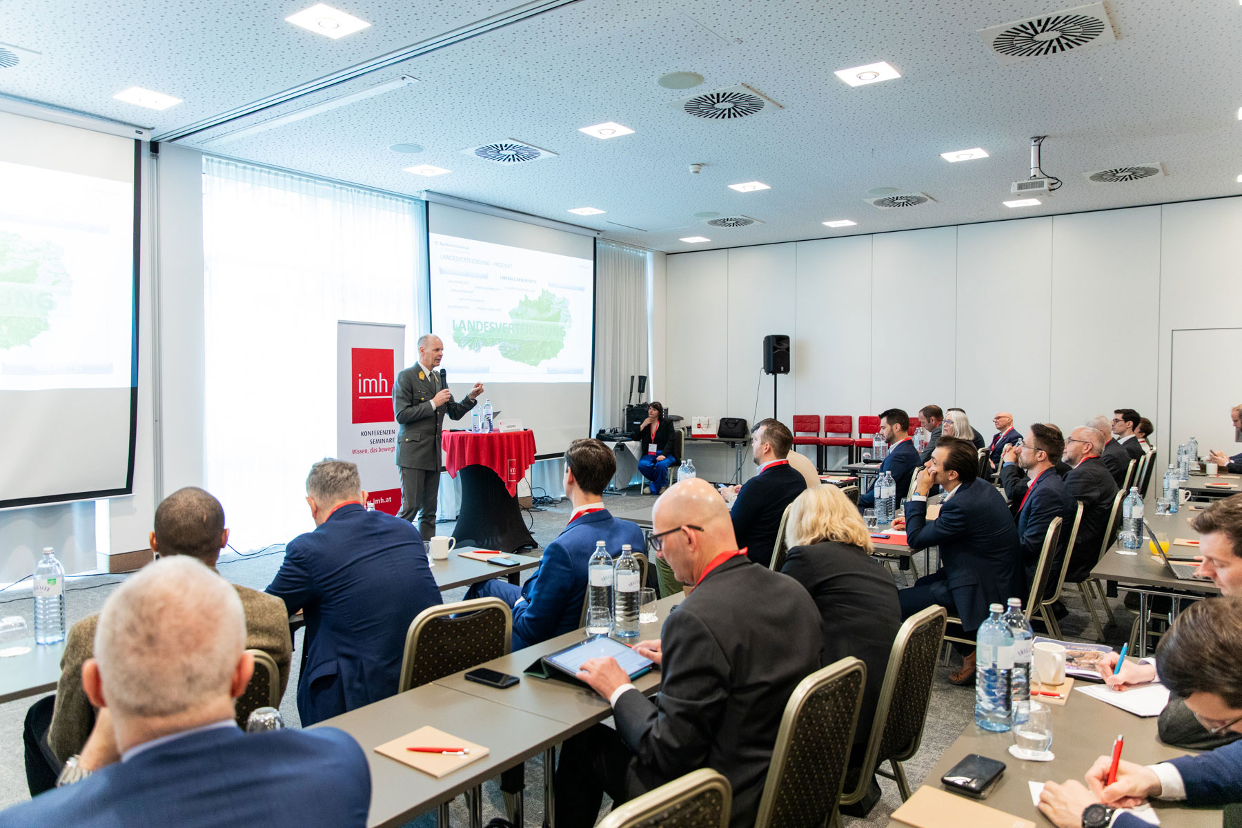 Harald Vodosek als Speaker bei der Konferenz Rüstung als Wirtschaftsfaktor vor einem interessierten Publikum