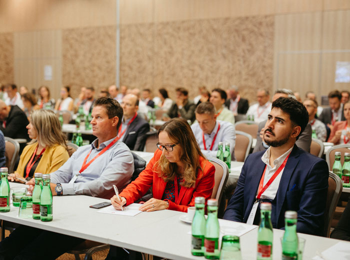 Das Publikum bei einer Konferenz hört gespannt einem Vortrag zu.
