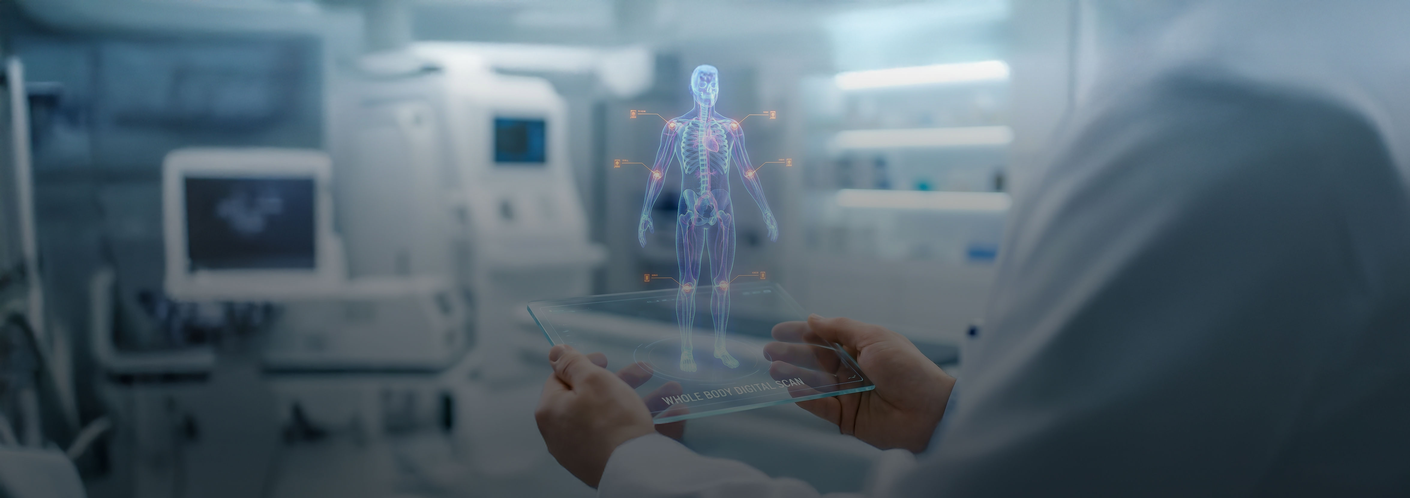 Transparentes Tablet mit Hologramm eines menschlichen Körpers in eine Krankenhaus Umgebung