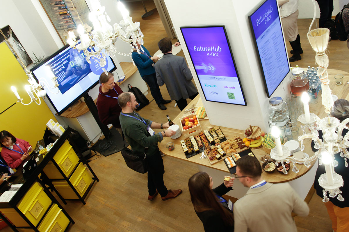 Kaffeepause im Impact Hub von oben