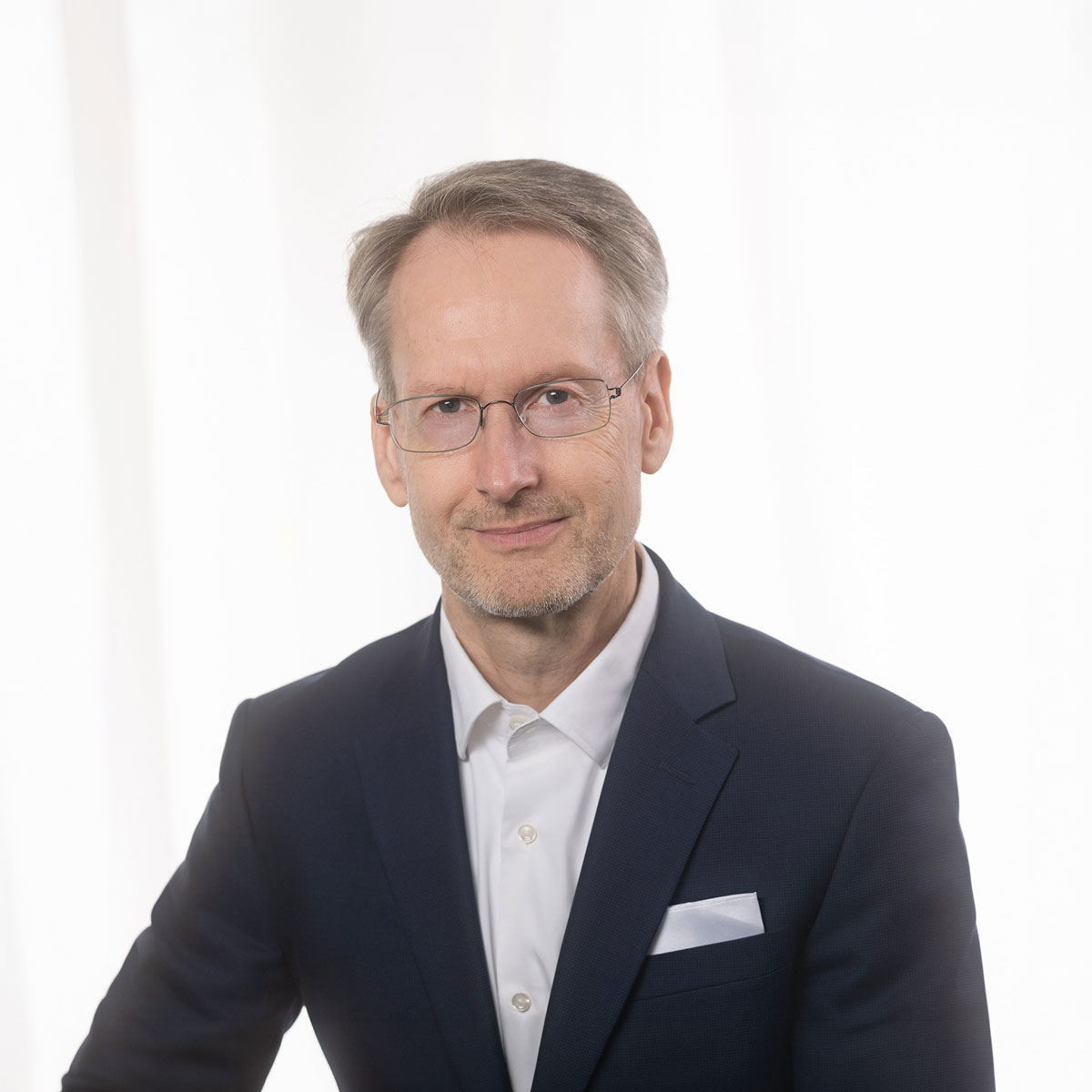 Foto des imh Sprechers Gerhard Kunnert vor weißem Hintergrund