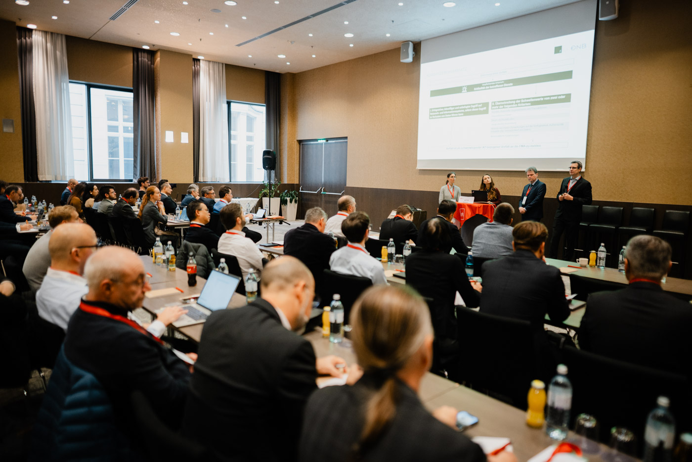 Mehrere Personen sitzen in einem Konferenzraum