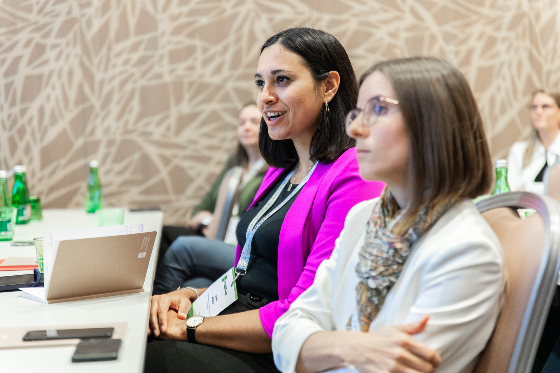 mehrere Frauen sitzen in einem Konferenzraum im Auditorium