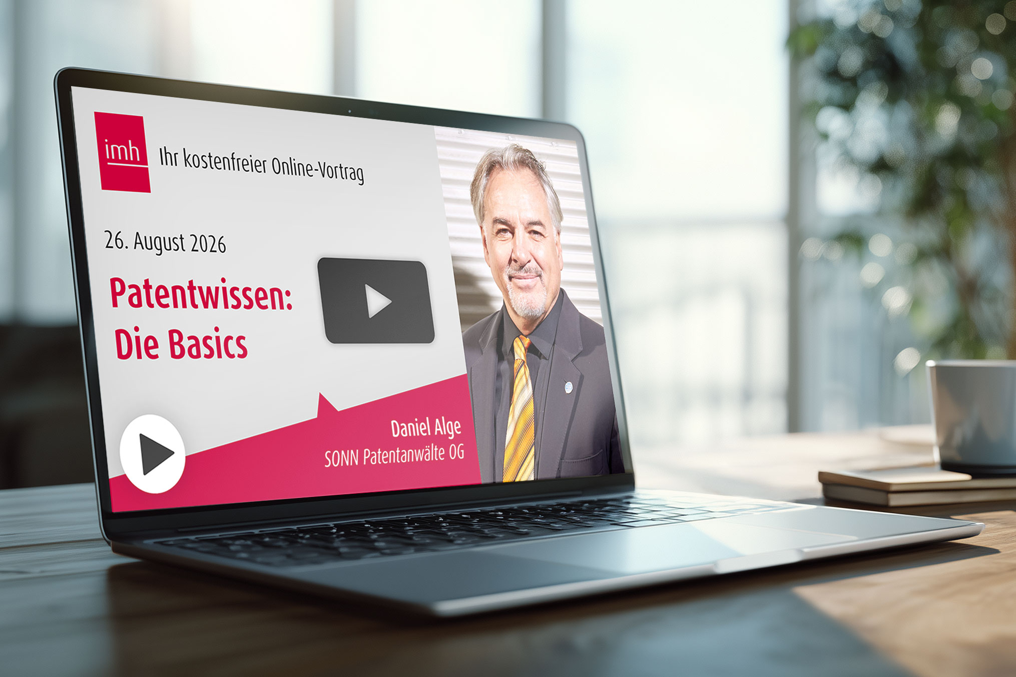 Laptop mit Video zum Vortrag "Patentwissen Basics" von Daniel Alge
