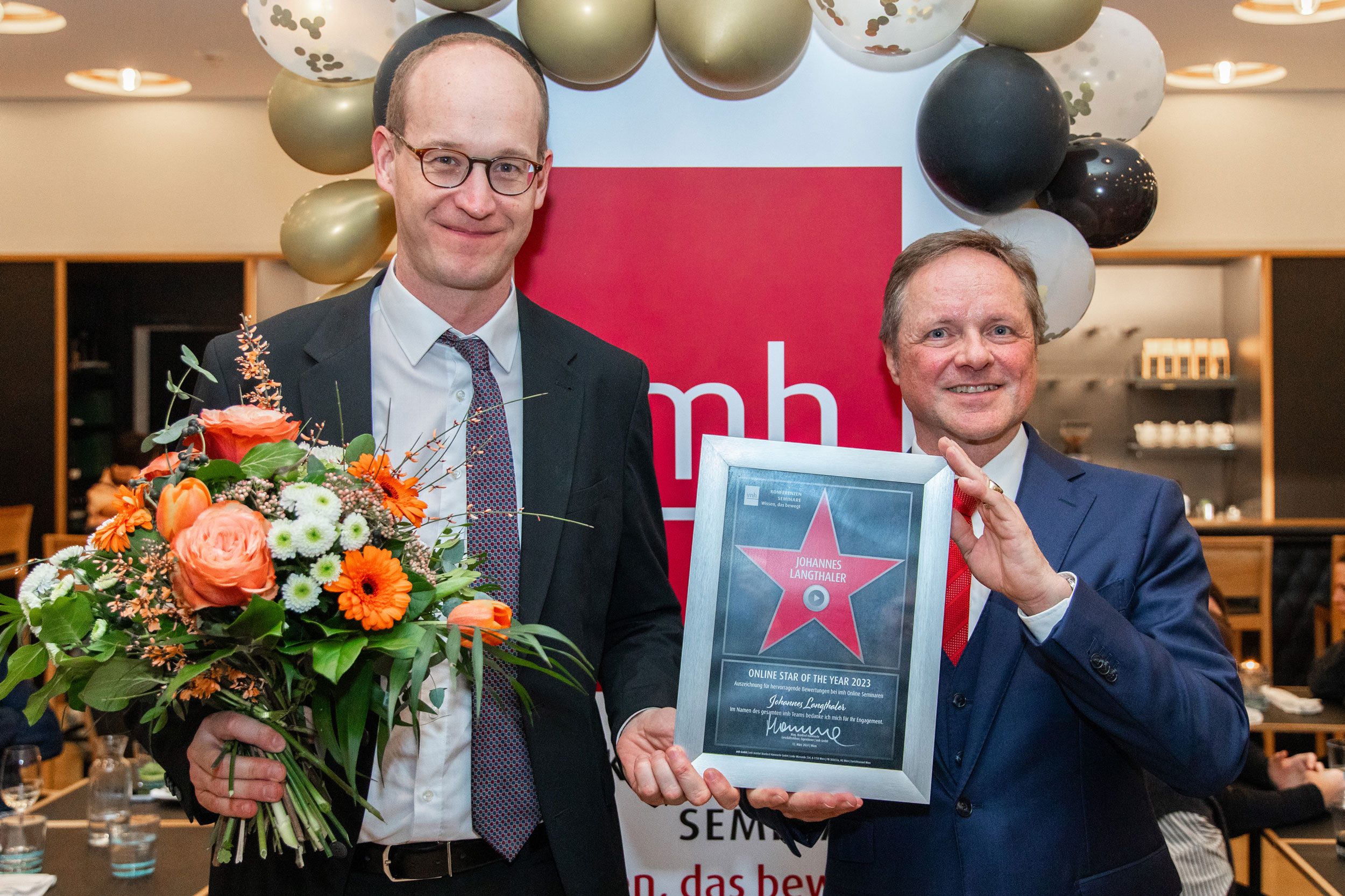 Johannes Langthaler bekommt bei der Speaker of the Year Verleihung 2023 seine Urkunde von Geschäftsführeer Manfred Hämmerle überreicht.