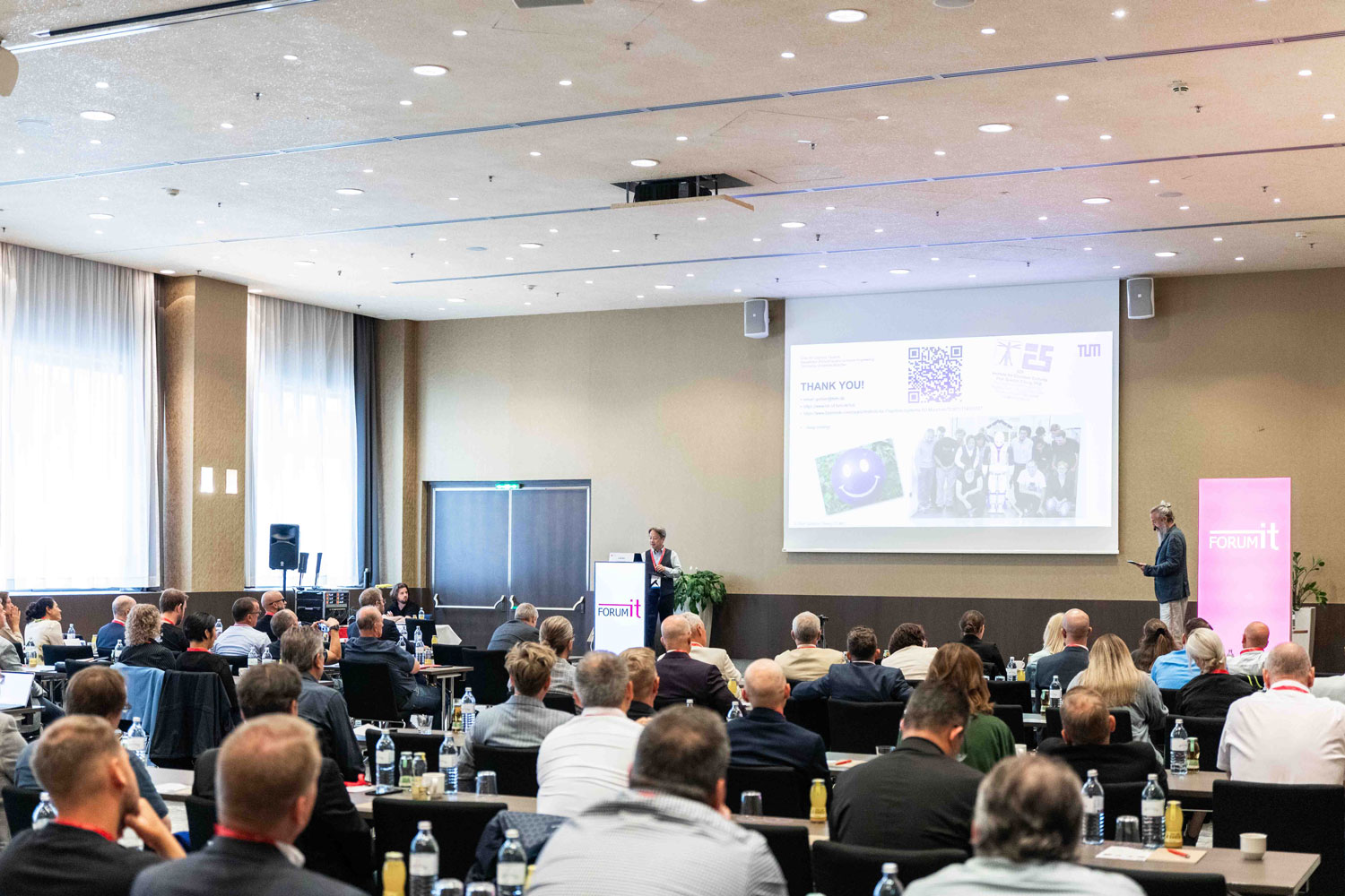 Publikum Bei Einer Konferenz Und Zwei Referenten bei der Konferenz Forum IT