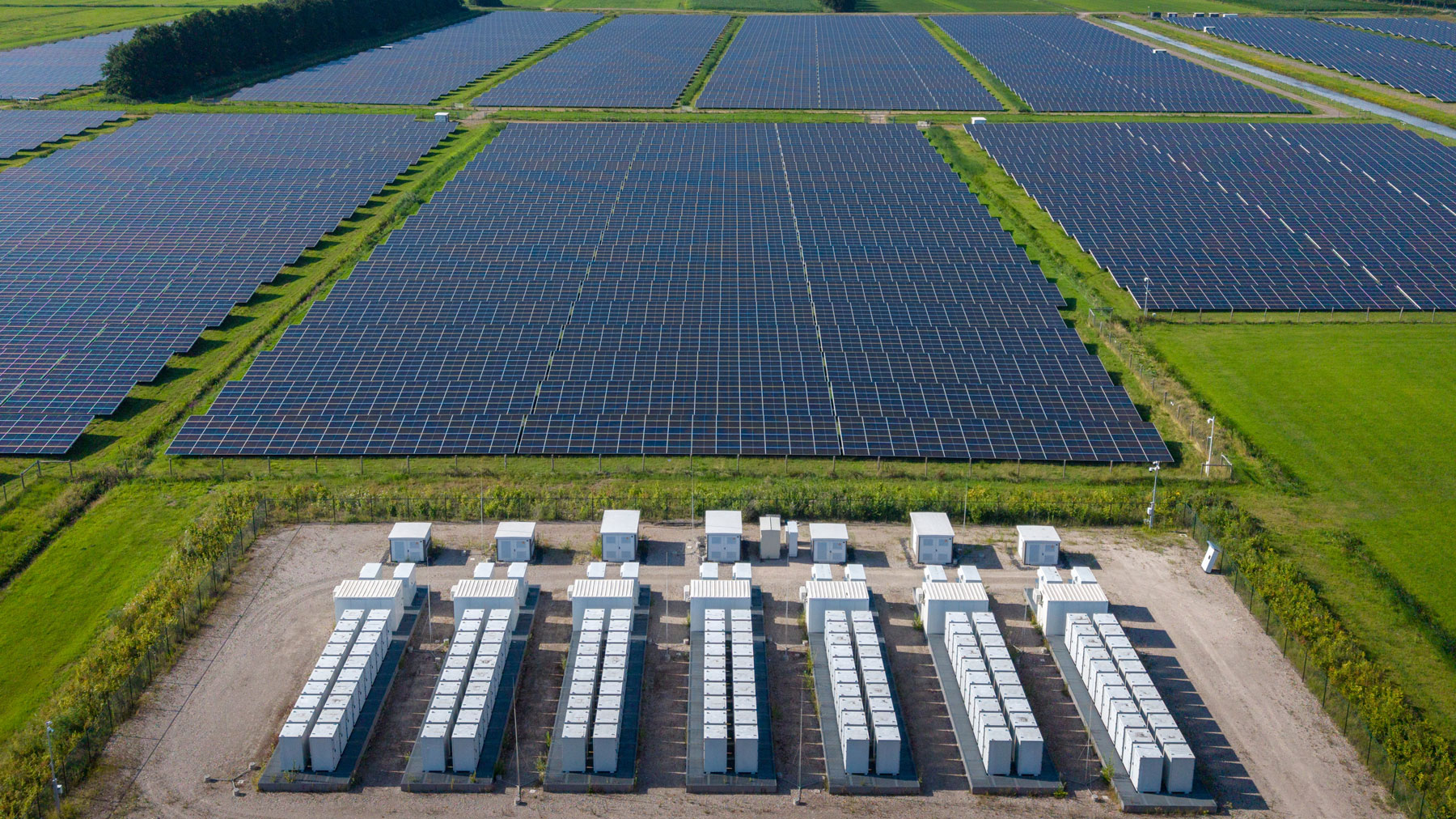Energiespeichersystem, Reihen von Photovoltaik Panelen 