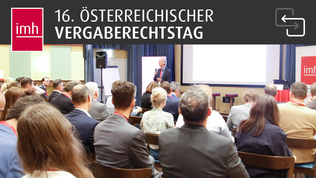 Thumbnail zum Videorückblick des imh Vergaberechtstags 2025. Ein Referent steht von einem Publikum, das von hinten gezeigt wird. 