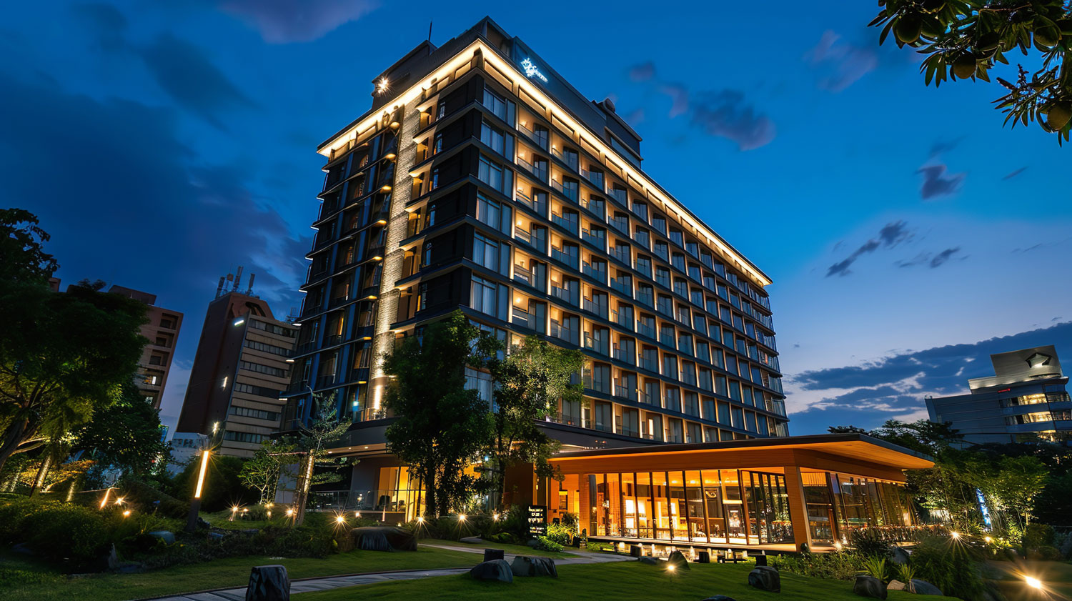 Hotelaussenansicht Bei Nacht in Weitwinkelaufnahme. 