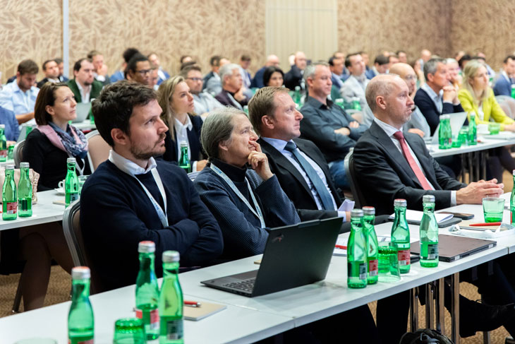 Publikum Im Seminarsaal, auf den Tischen Vöslauerflaschen und ein Laptop