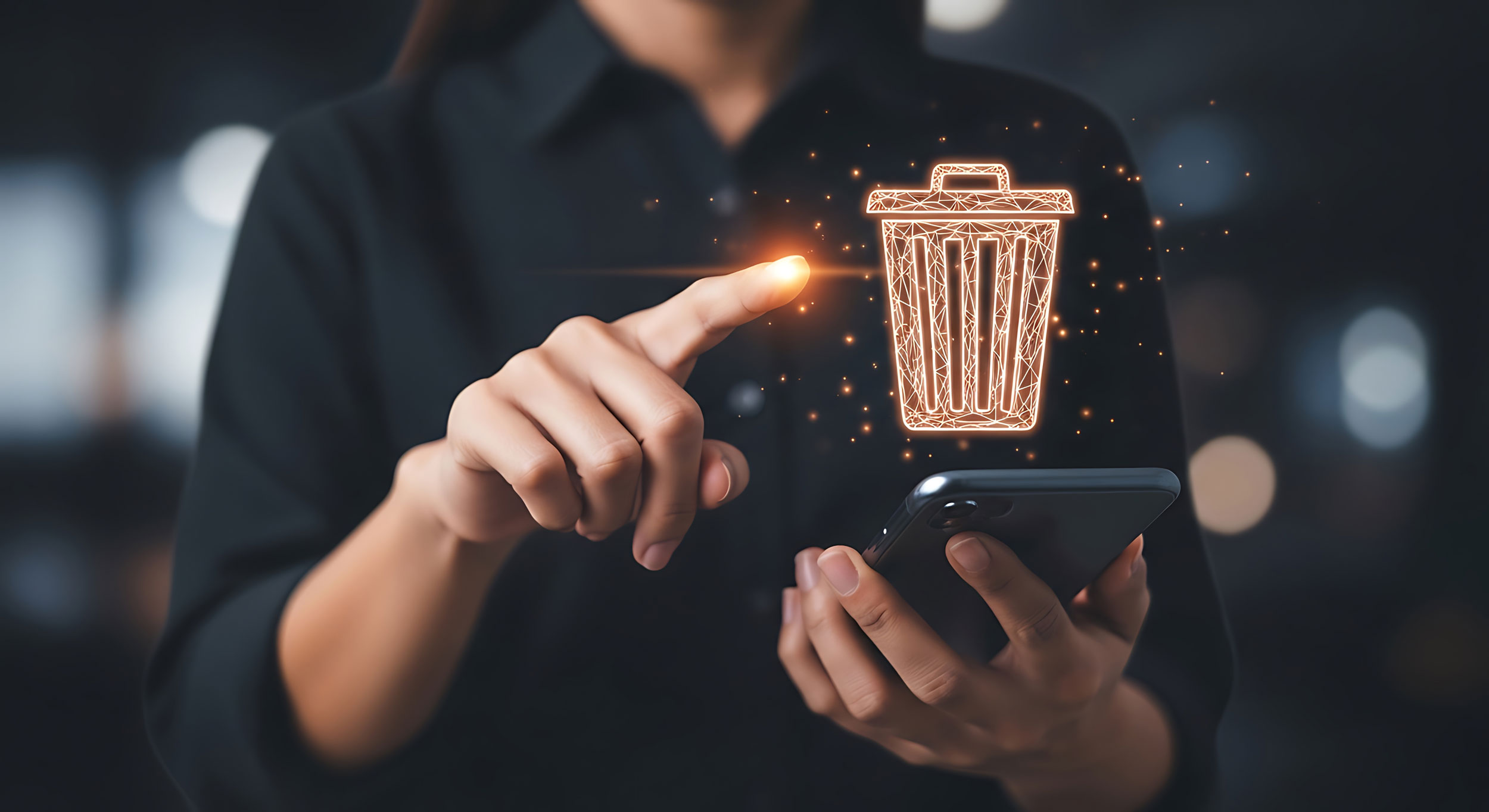 Frau bedient Smartphone, über dem ein virtueller Papierkorb schwebt 