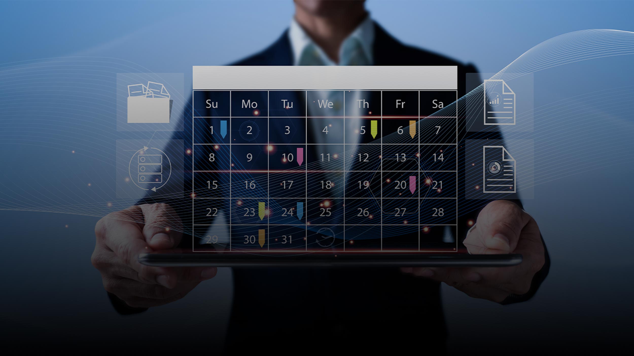 Im Vordergrund ist ein Laptop welcher einen Kalender zeigt. Seitlich des Bildschirmes sind symbole für Akten und Dateien. Der Laptop wird gehalten von einer Person im Hintergrund.