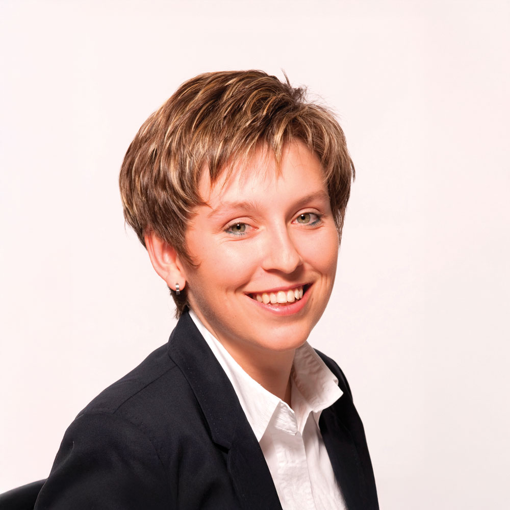 Foto der imh Sprecherin Daniela Eichinger-Rainer vor einem weißem Hintergrund.