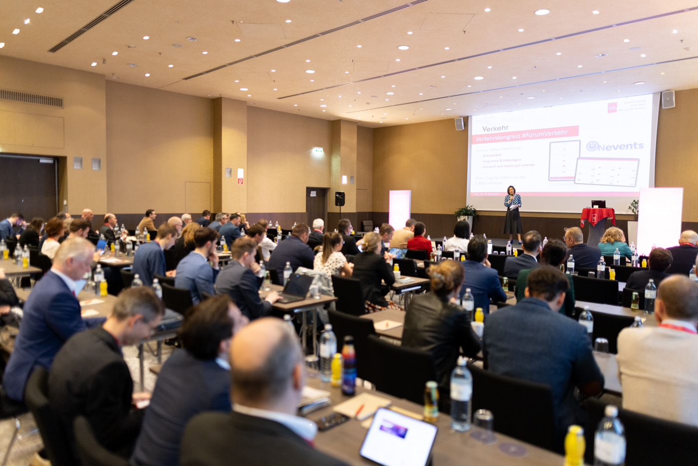 Publikum hört bei einer Konferenz gespannt zu