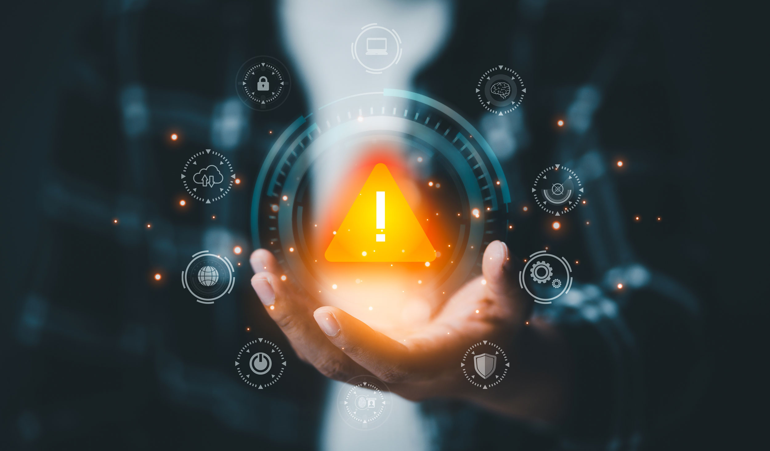 Eine Person hält ihr Hand nach vorne mit der Handfläche nach oben. Darüber ist ein Warnzeichen abgebildet mit verschiedenen Icons zum Thema Sicherheit rund herum.