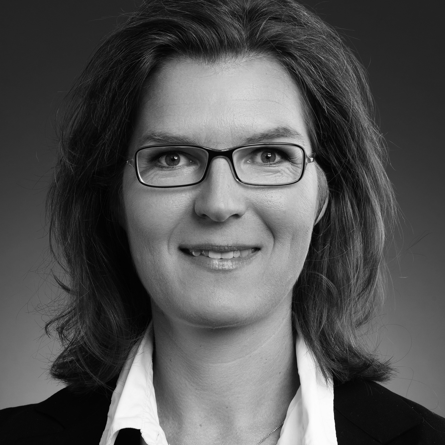 Jergolla-Wagner__Maren_Dr._LL.M_sw.jpg