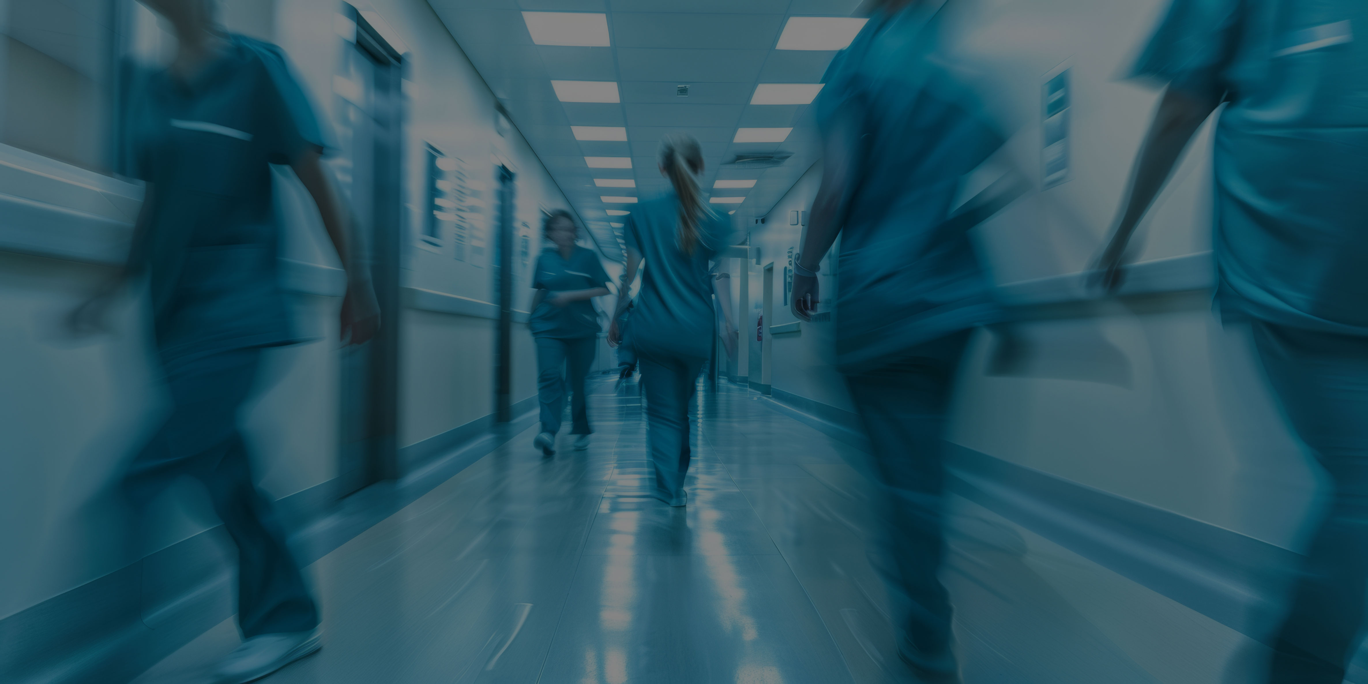 5 Krankenschwestern gehen in einem Gang im Krankenhaus