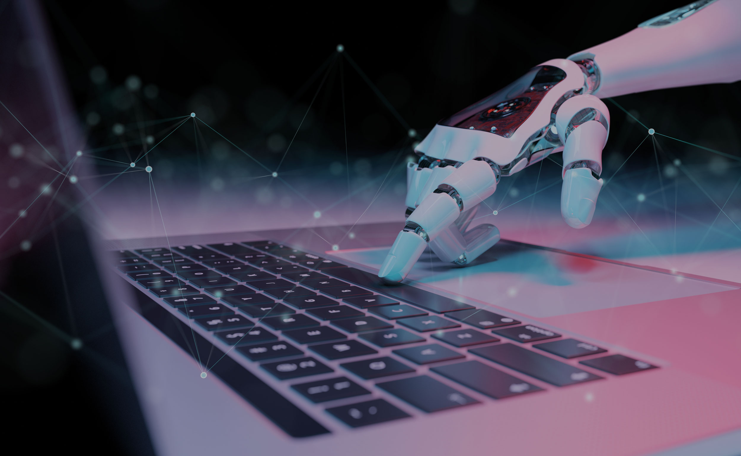 Eine Roboterhand tippt auf die Tastatur von einem Laptop.