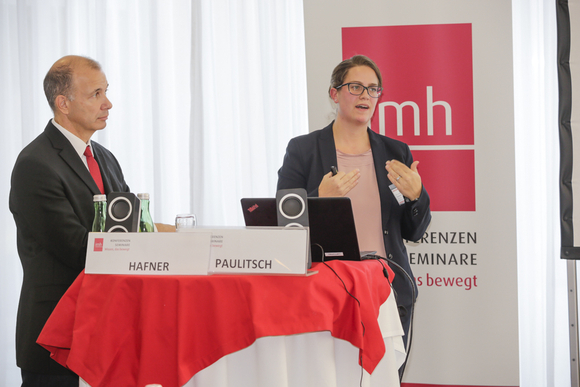 
    Mag. Angelika Paulitsch, Rechtsanwältin und DI Wolfgang Hafner, APG (von links nach rechts)
